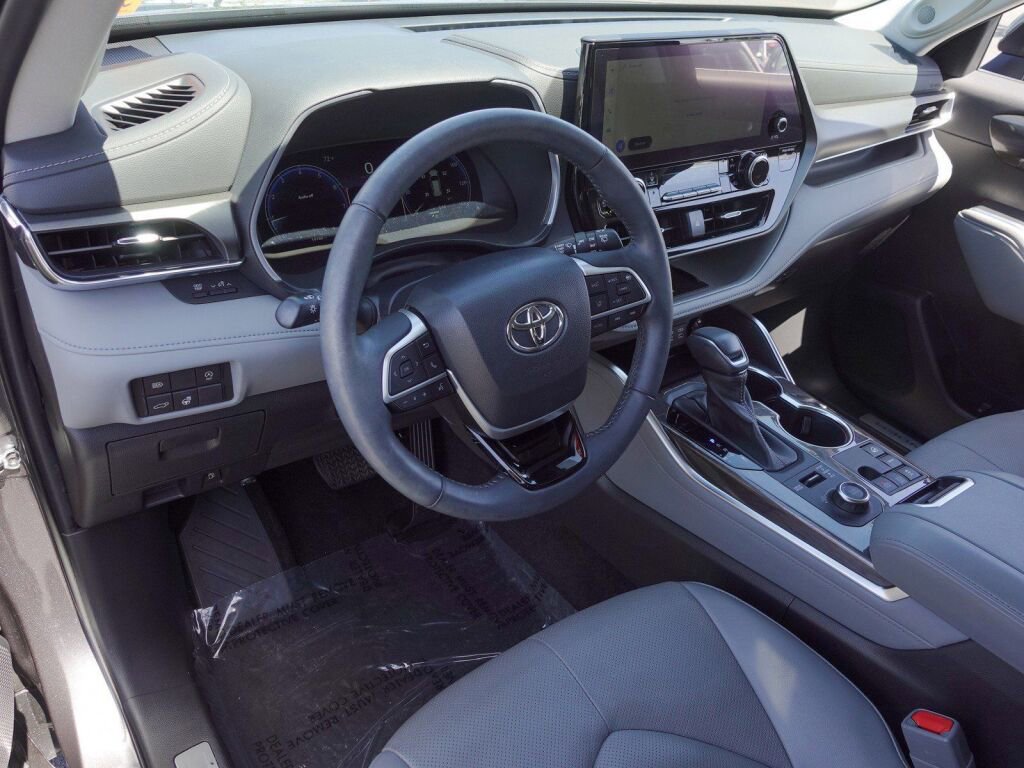 Used 2023 Toyota Highlander Limited image 10