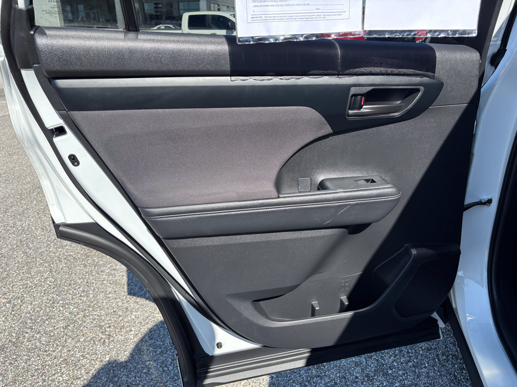 Used 2025 Toyota Highlander LE FWD image 41