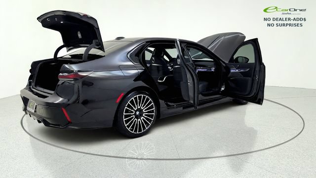 Used 2025 BMW i7 xDrive60 w/ Executive Package RWD image 19