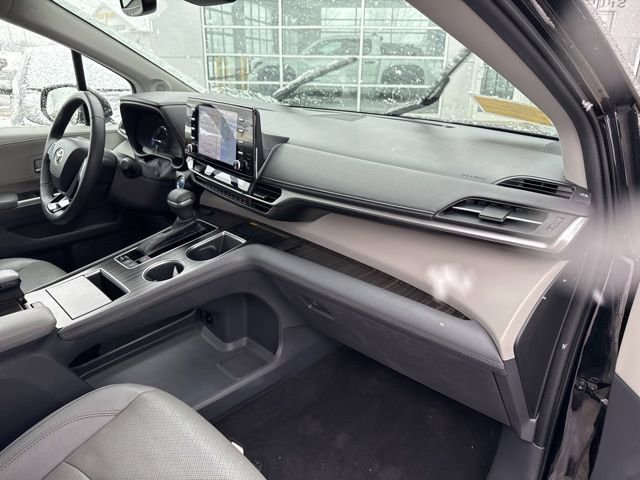 Used 2022 Toyota Sienna Limited image 31