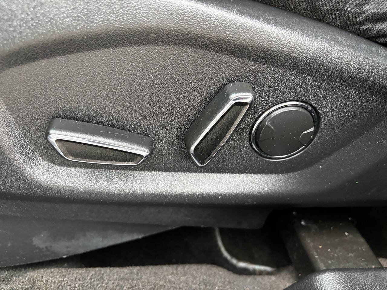 Used 2016 Ford Explorer XLT image 25