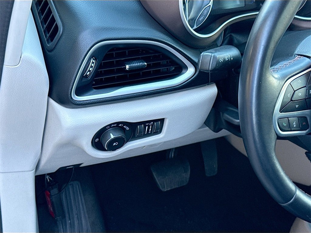 Used 2017 Chrysler Pacifica Touring-L image 11