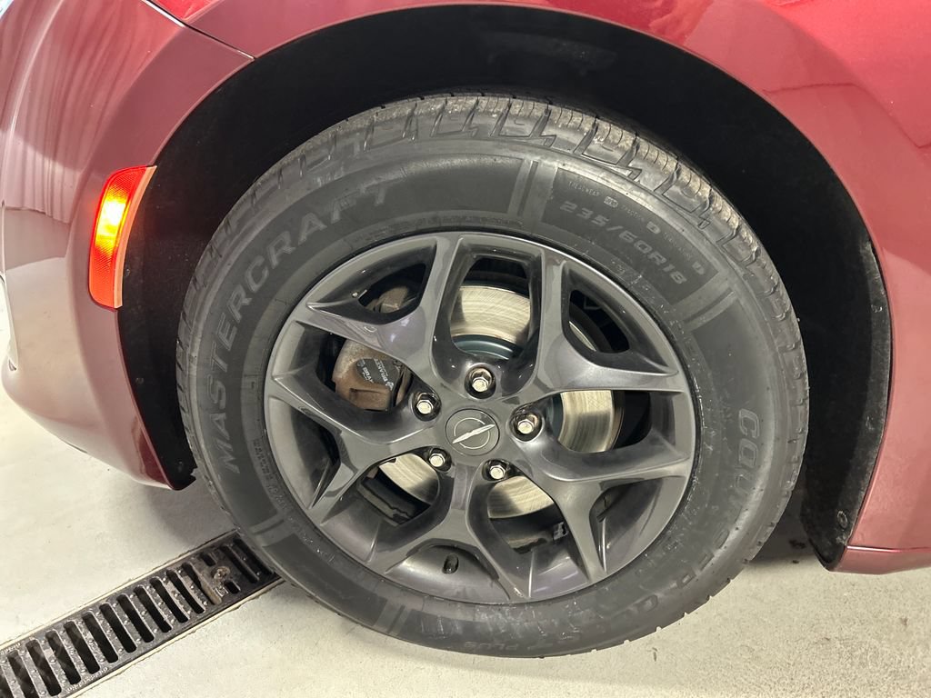 Used 2019 Chrysler Pacifica Limited w/ S Appearance Package FWD image 9