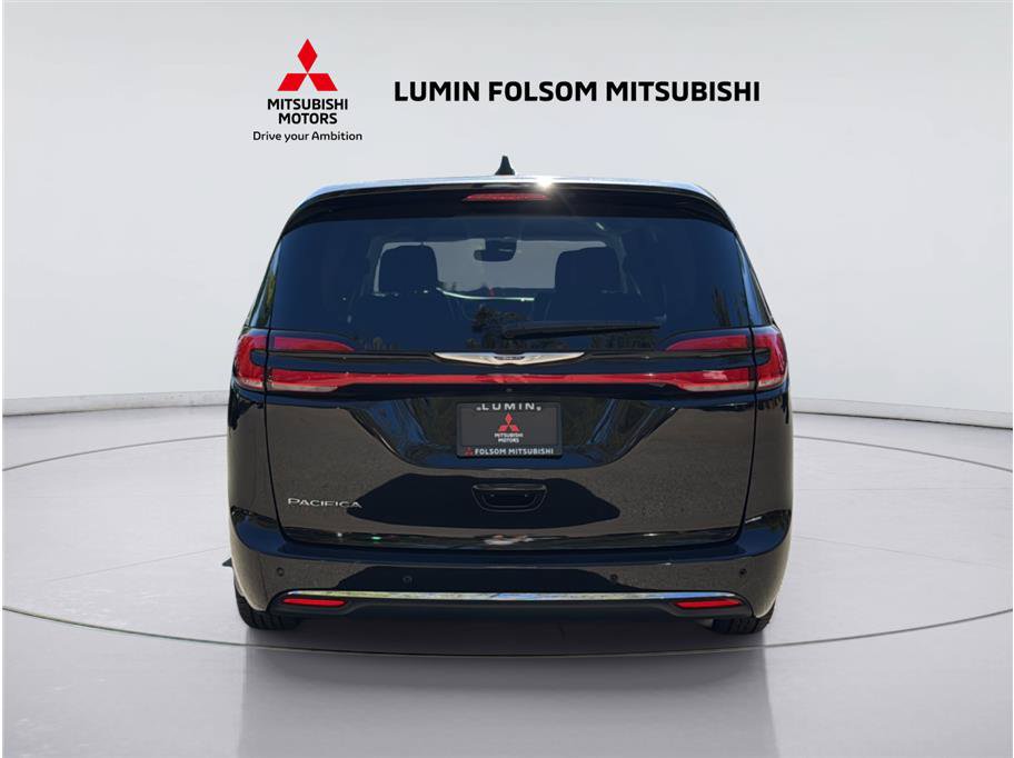 Used 2024 Chrysler Pacifica Touring-L FWD image 4