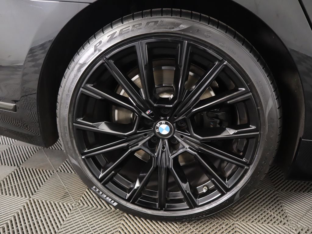 Certified 2022 BMW 750i xDrive w/ Luxury Rear Seating Package image 33