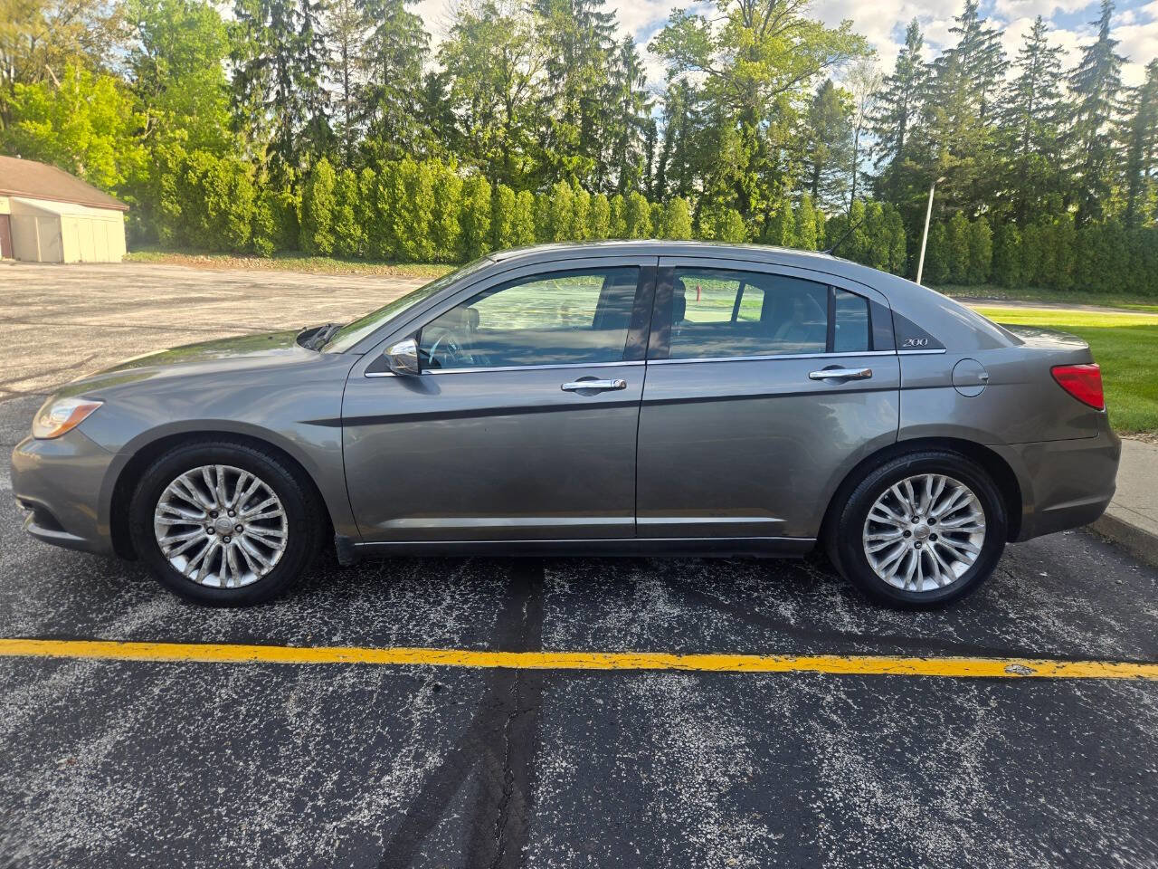 Used 2013 Chrysler 200 Limited FWD image 4
