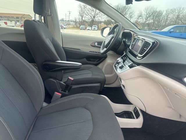 Used 2024 Chrysler Voyager LX image 17
