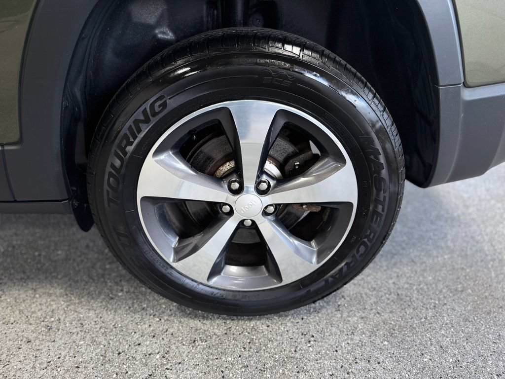 Used 2019 Jeep Cherokee Limited w/ Luxury Group AWD/4WD image 26