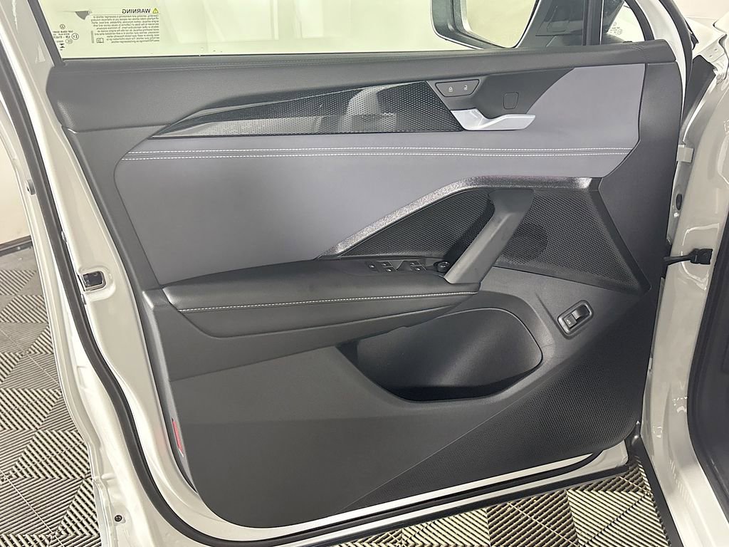 New 2025 Volkswagen Tiguan SE R-Line image 10