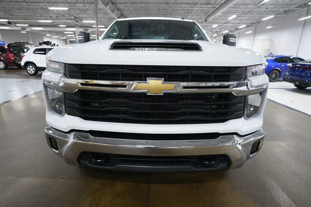 Used 2025 Chevrolet Silverado 2500 LT w/ Convenience Package AWD/4WD image 11