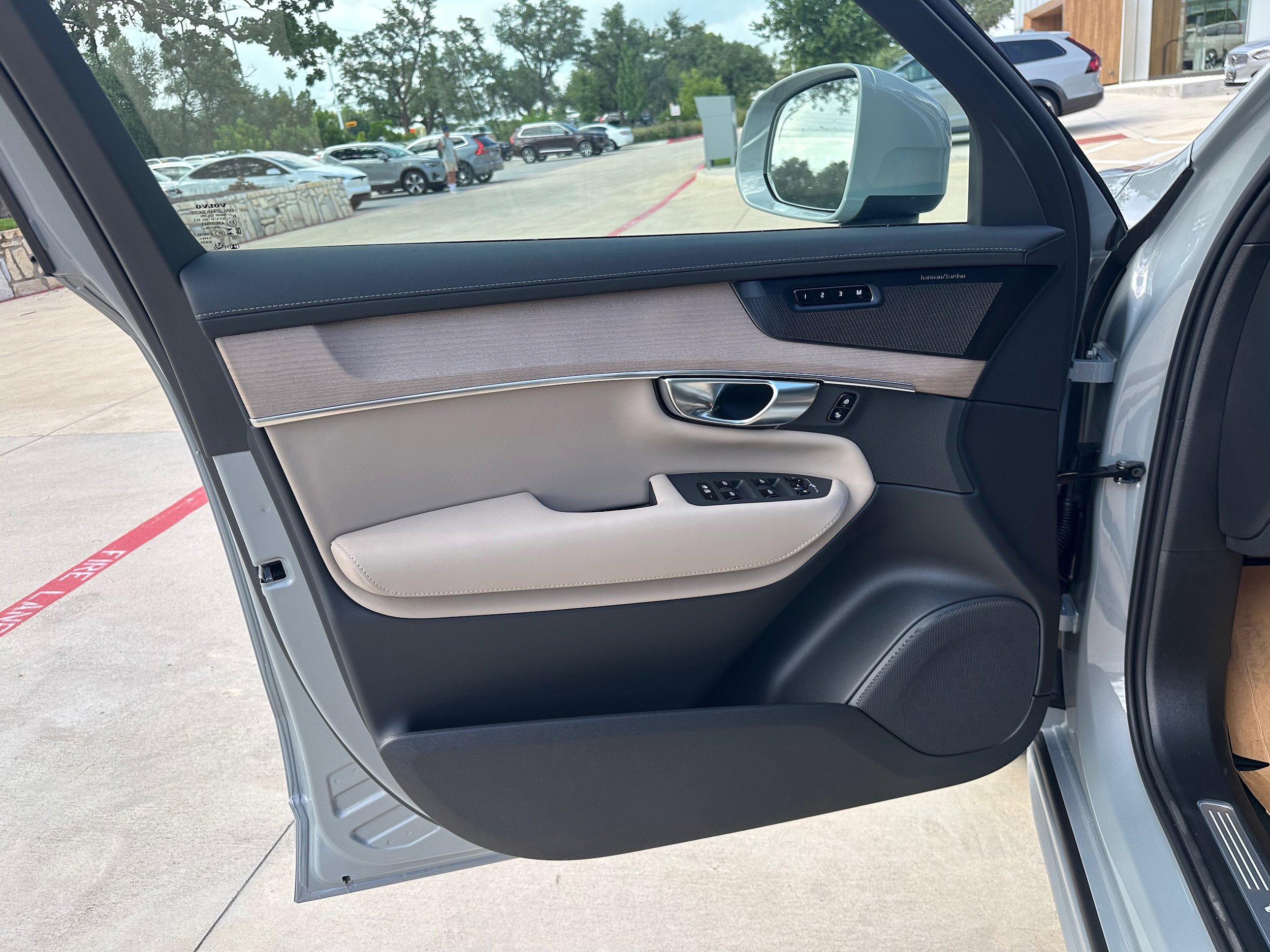 Used 2026 Volvo XC90 B6 Plus w/ Protection Package Premier AWD/4WD image 18