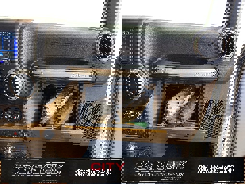 Used 2018 Jeep Wrangler Unlimited Sahara w/ Connectivity Group image 34