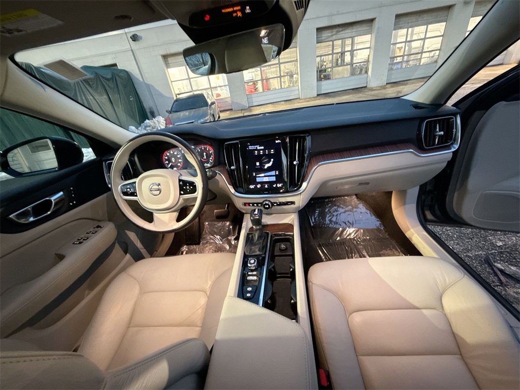 Used 2021 Volvo S60 T5 Momentum w/ Premium Package image 22