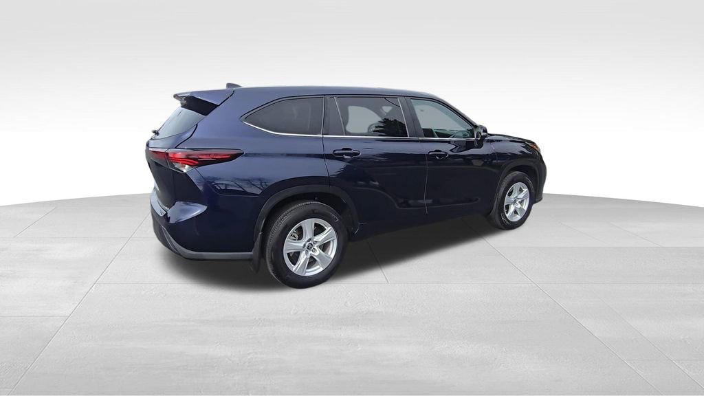 Used 2024 Toyota Highlander LE image 8
