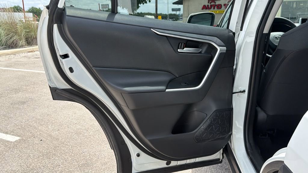 Certified 2025 Toyota RAV4 XLE FWD image 33