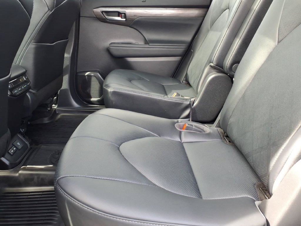 Used 2023 Toyota Highlander Platinum AWD/4WD image 17
