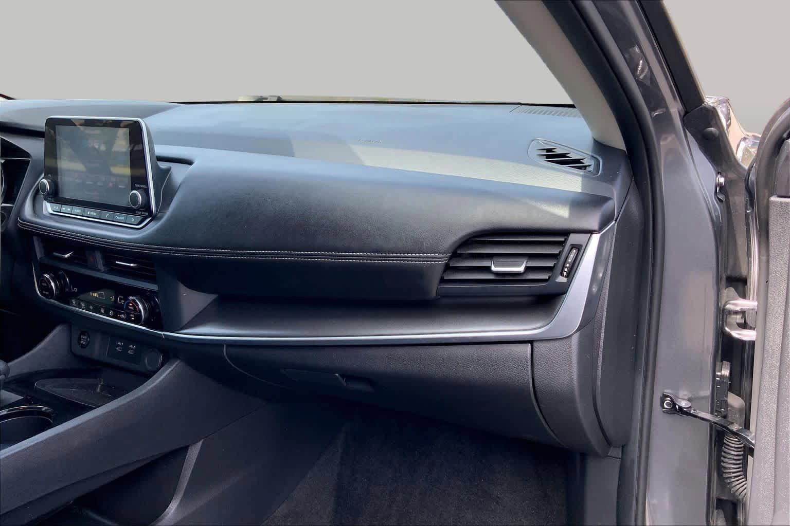 Used 2025 Nissan Rogue SV image 17