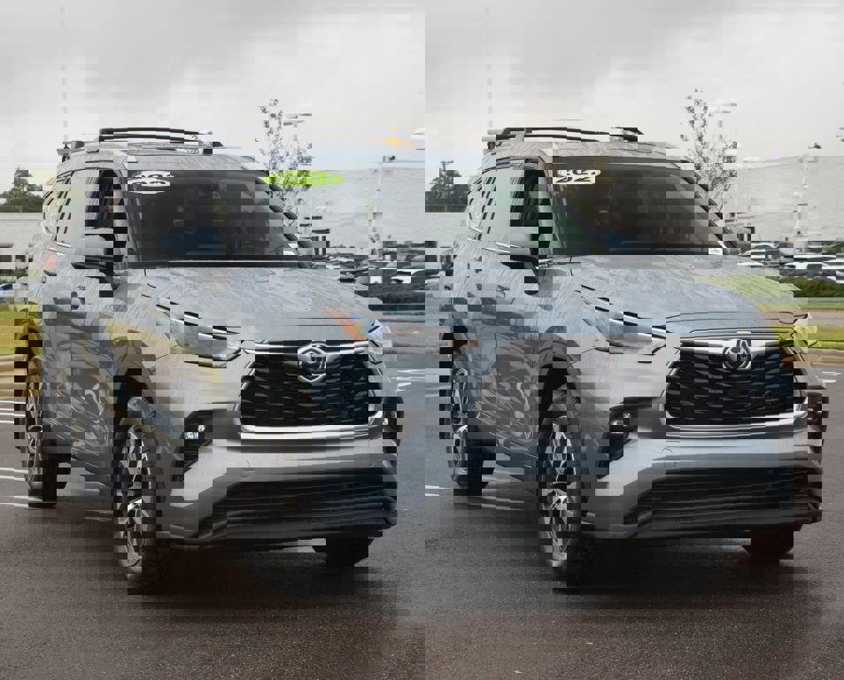 Used 2022 Toyota Highlander XLE image 2