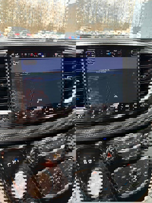 Used 2024 Chrysler Pacifica Limited w/ Uconnect Theater Family Group image 12