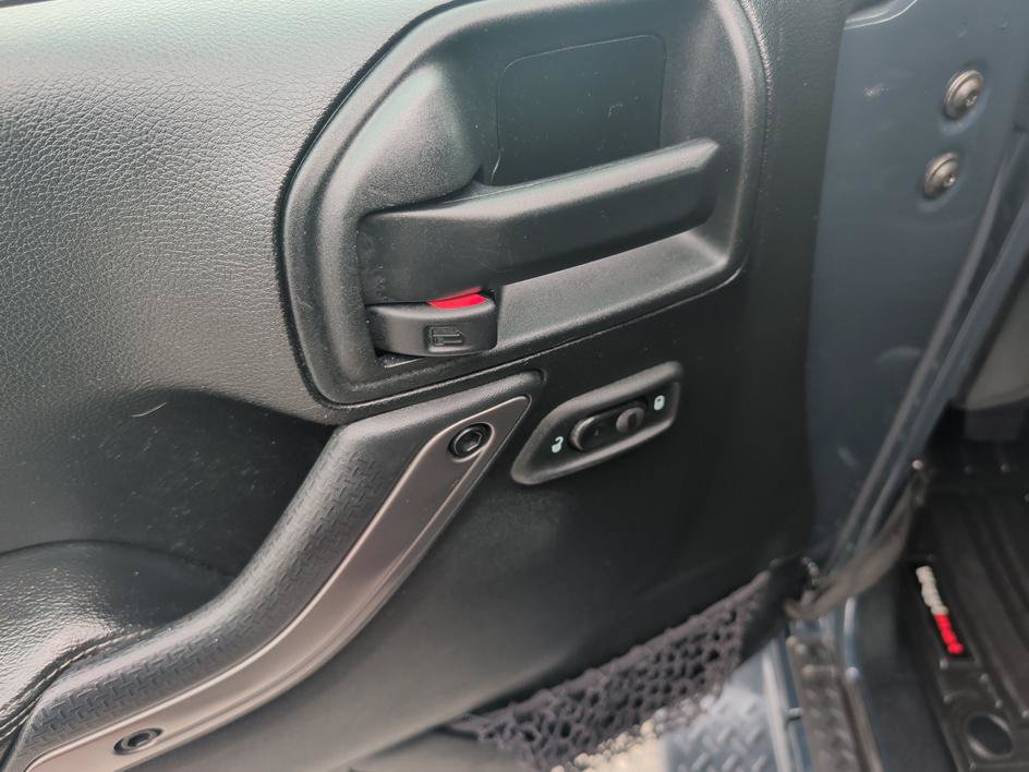 Used 2018 Jeep Wrangler Unlimited Sahara AWD/4WD image 17
