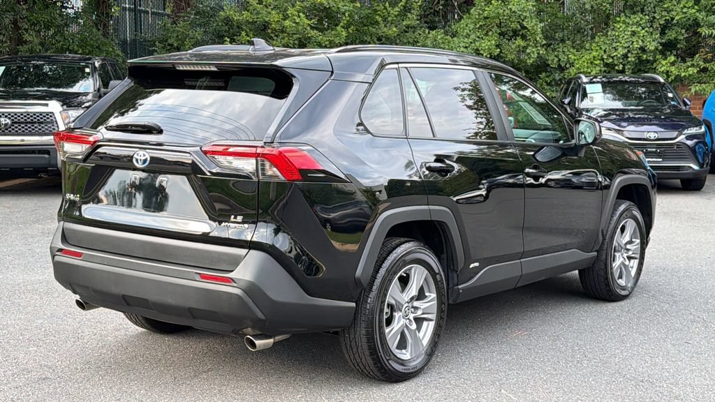 Used 2022 Toyota RAV4 LE AWD/4WD image 5