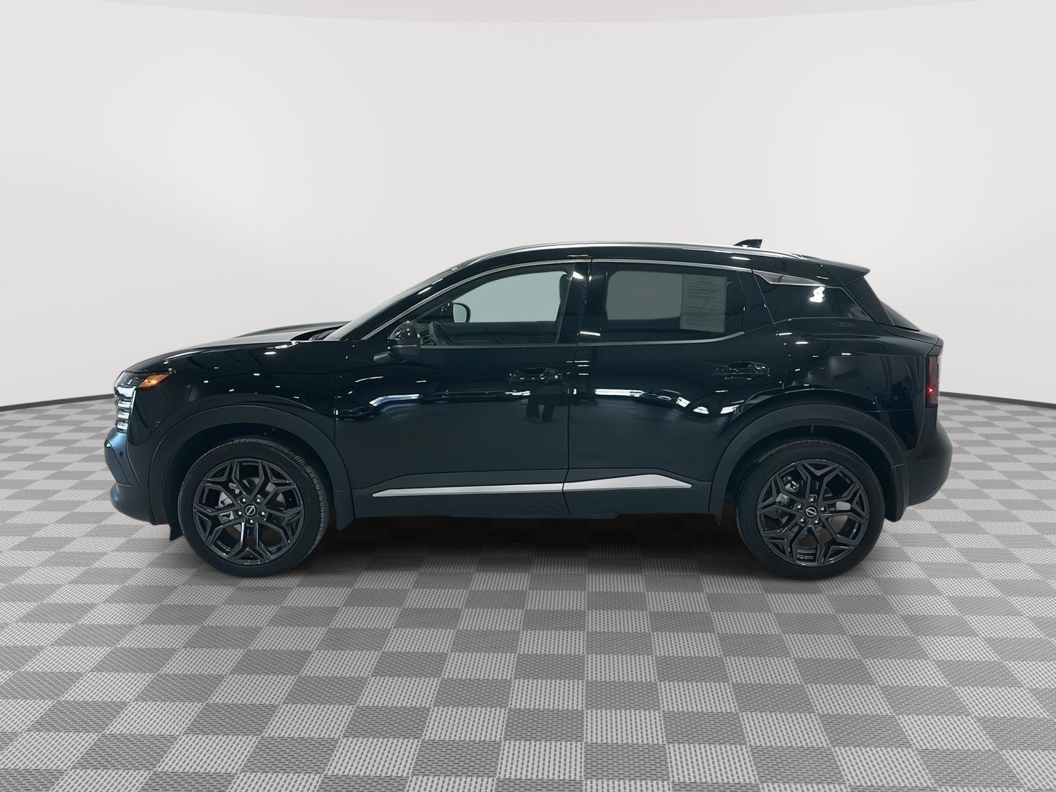 Used 2025 Nissan Kicks SR image 2