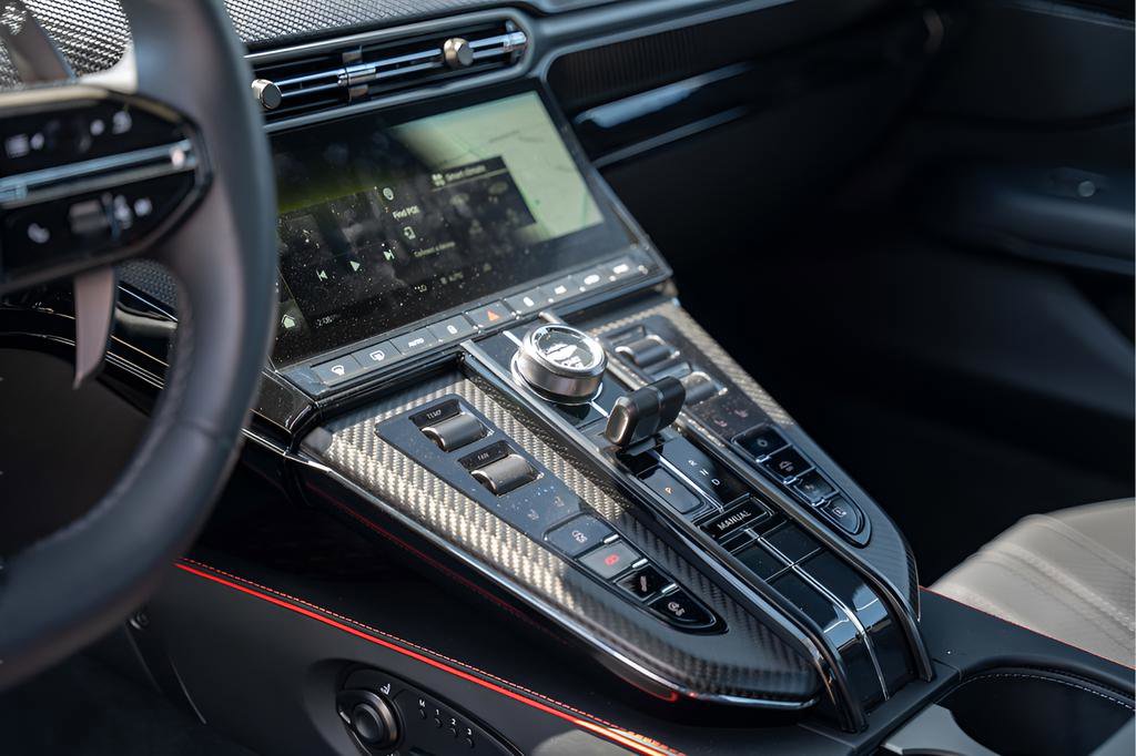 Used 2025 Aston Martin V8 Vantage Coupe RWD image 29