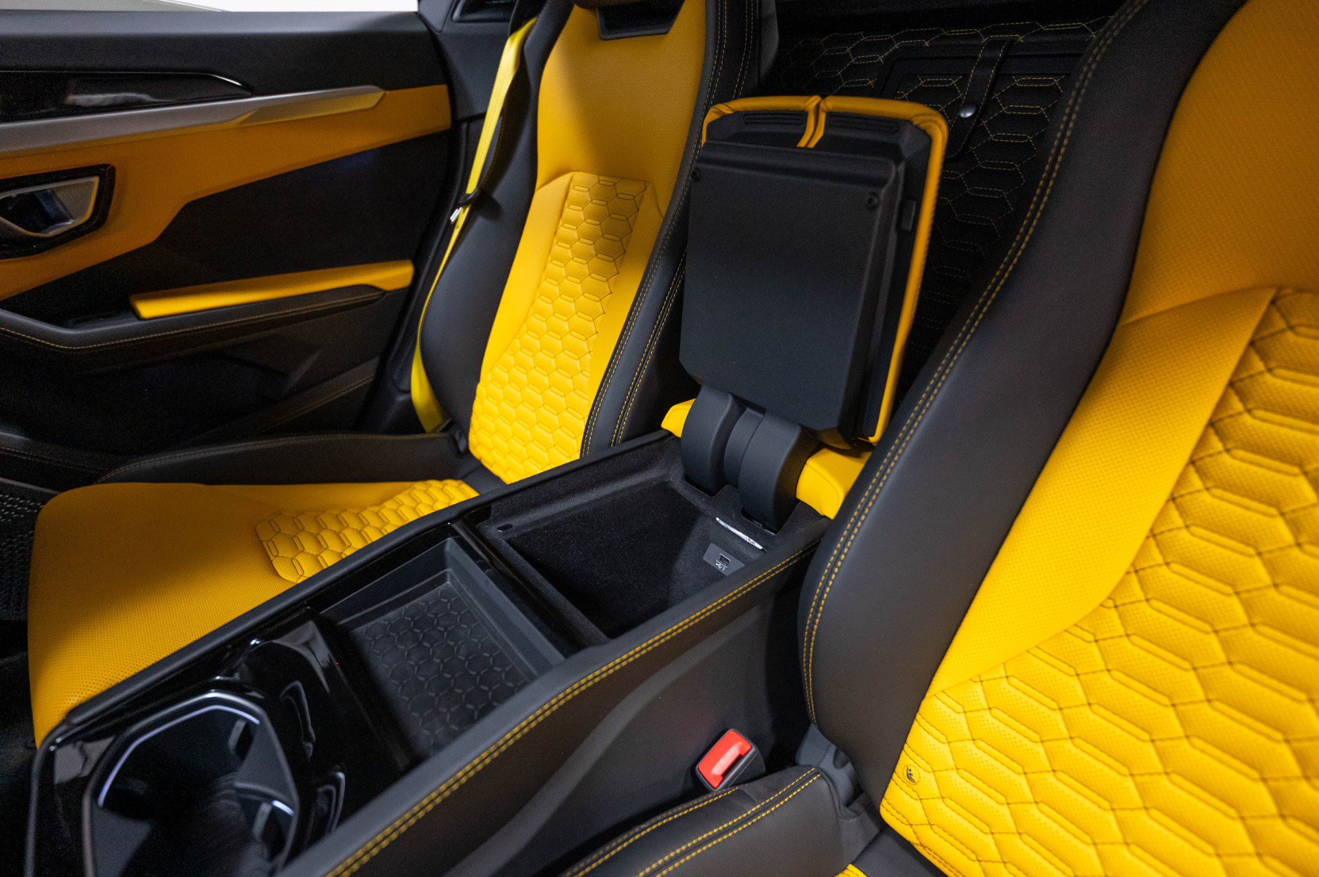 Used 2019 Lamborghini Urus AWD/4WD image 24