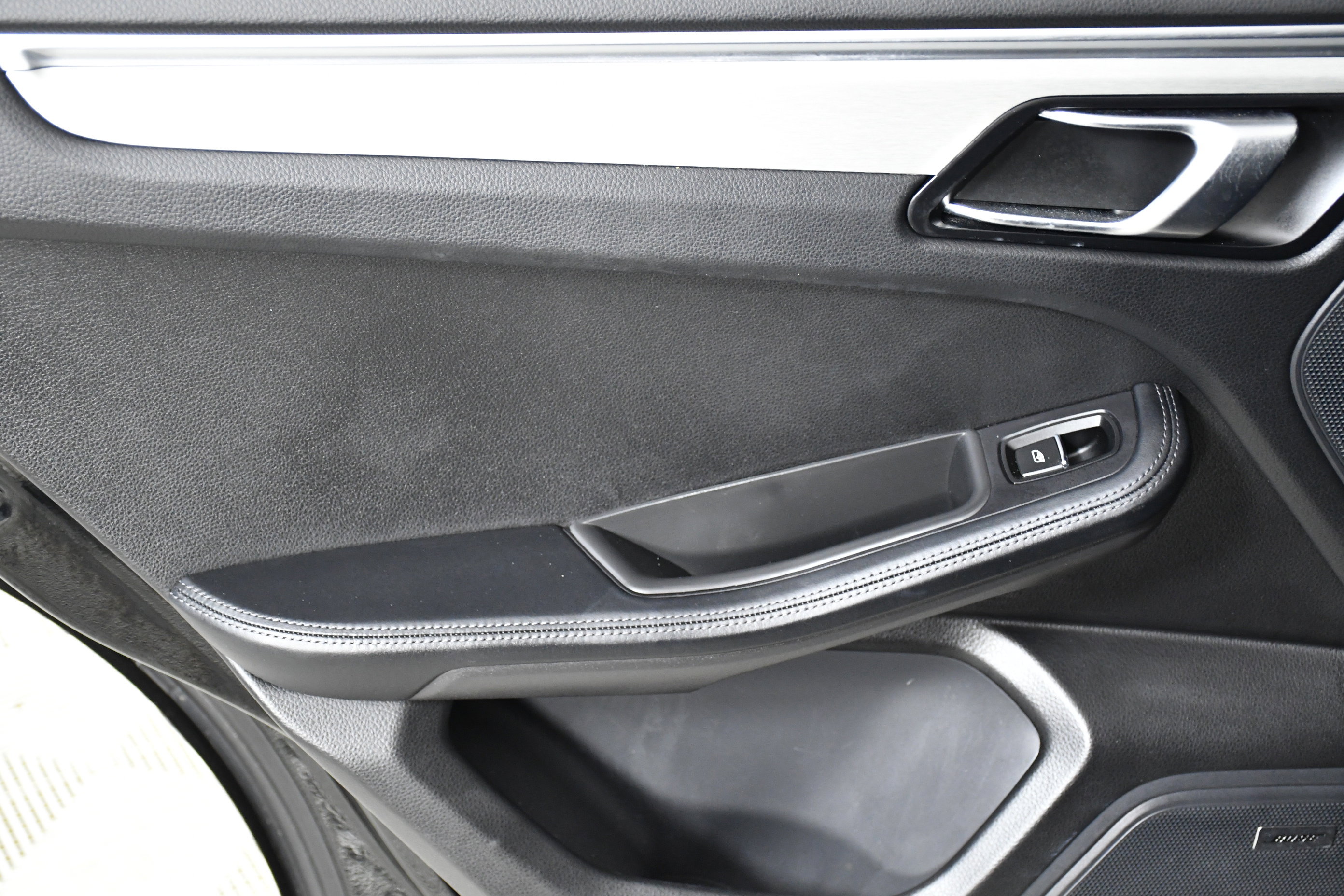 Used 2020 Porsche Macan Turbo image 23