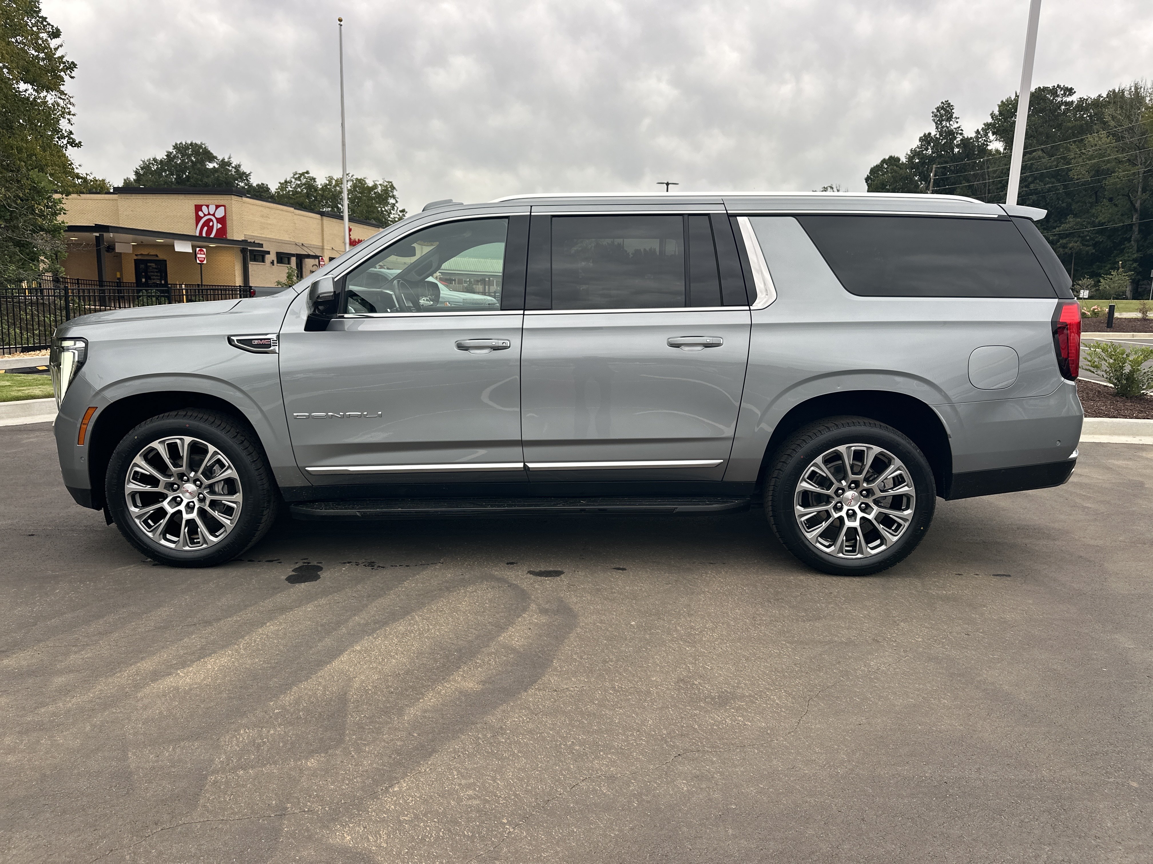 Used 2025 GMC Yukon XL Denali RWD image 5