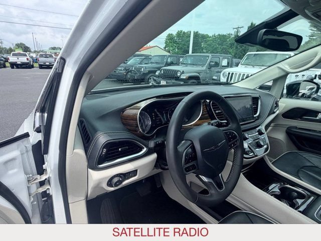 Certified 2024 Chrysler Pacifica Limited FWD image 9