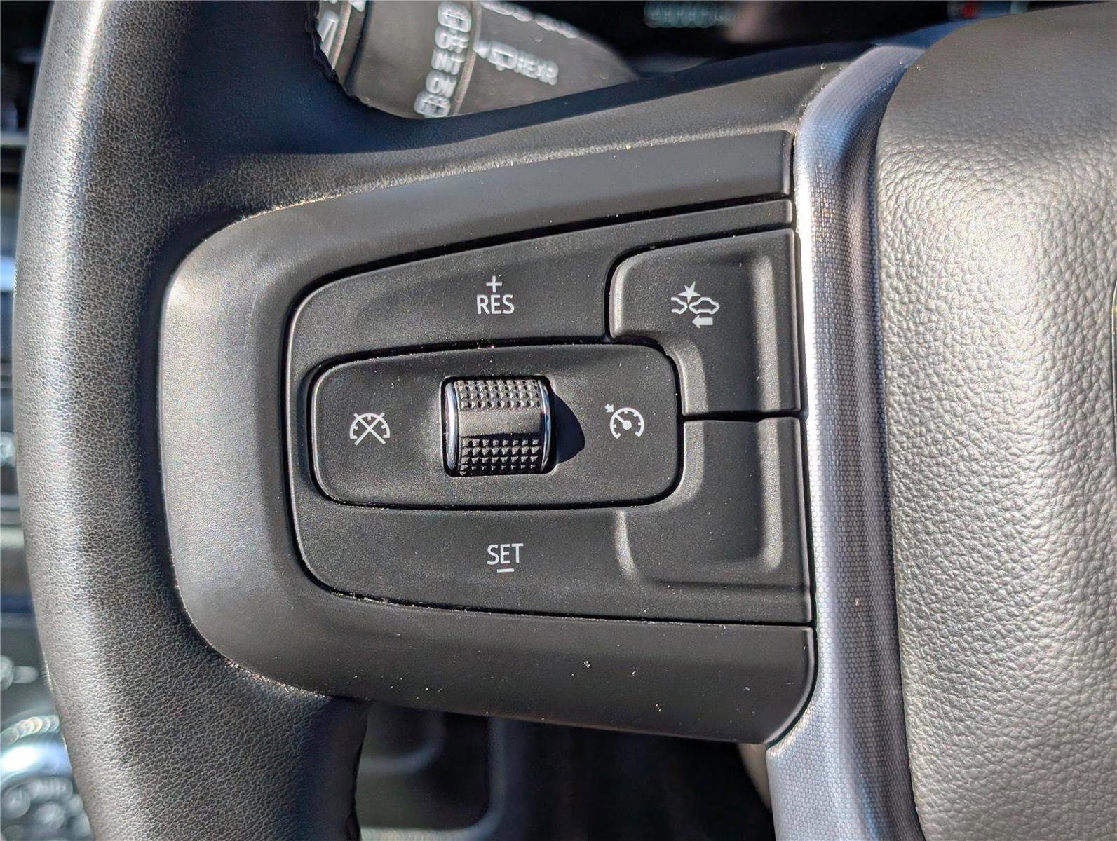 Used 2024 GMC Yukon SLT image 25