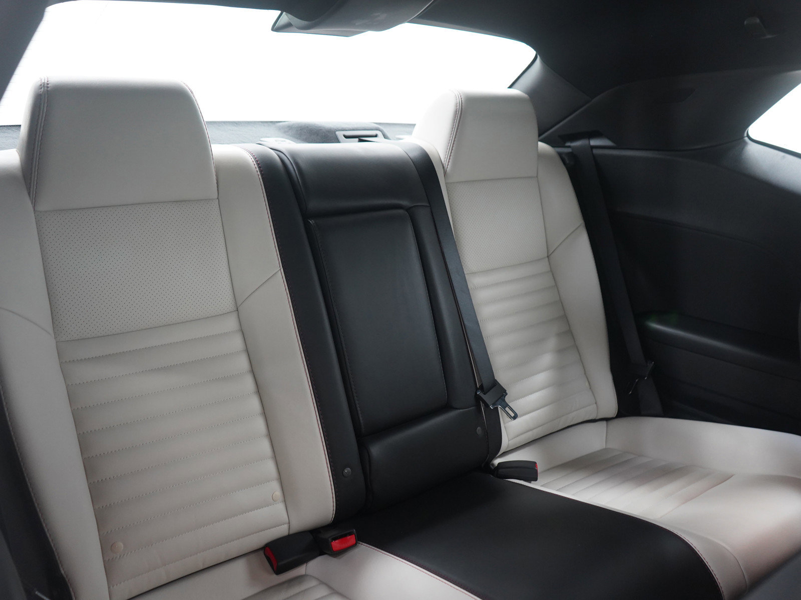 Used 2010 Dodge Challenger R/T RWD image 12