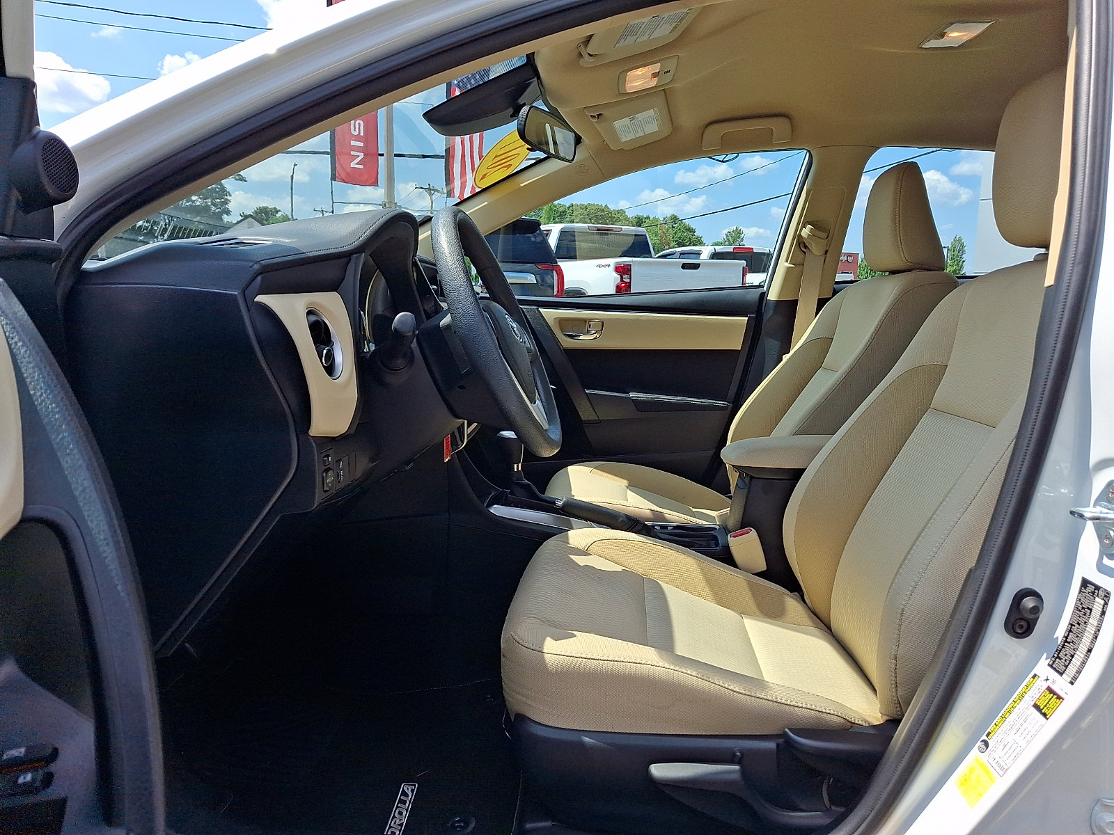 Used 2017 Toyota Corolla LE w/ Carpet Mat Package (TMS) FWD image 14