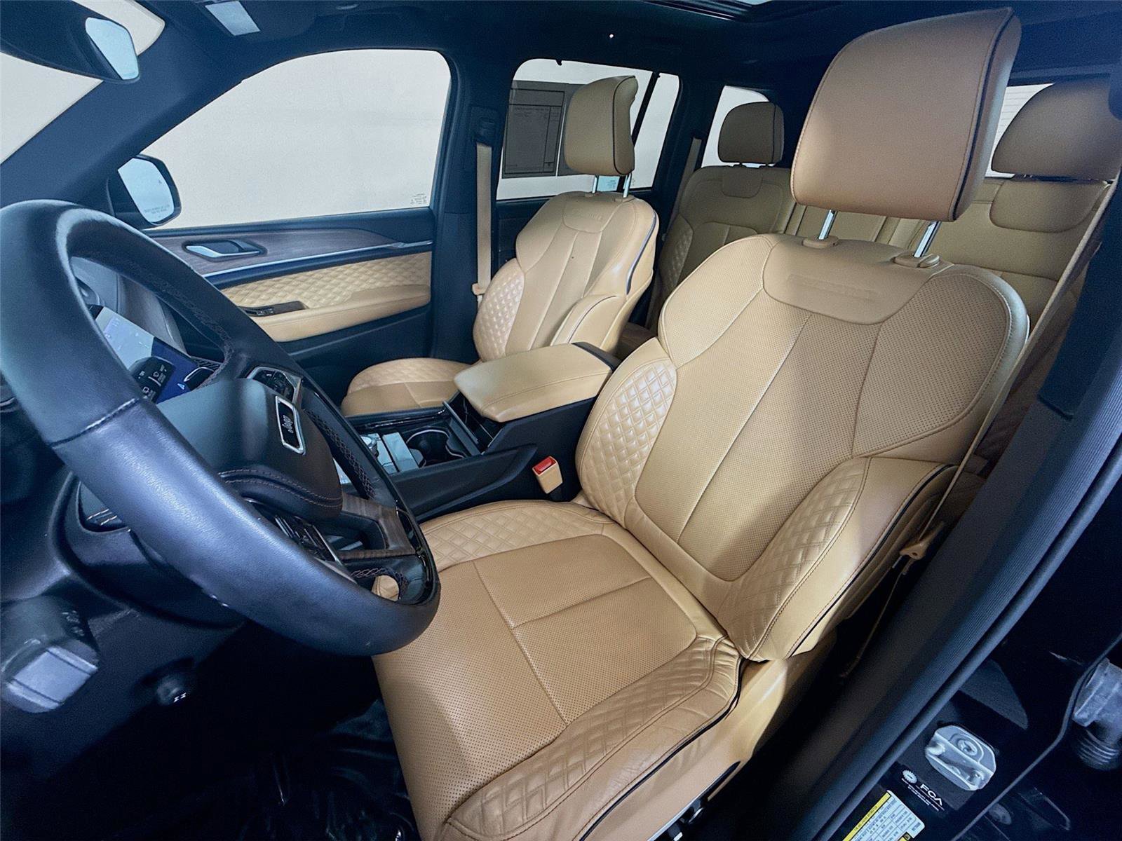 Used 2022 Jeep Grand Cherokee Summit w/ Luxury Tech Group V image 2