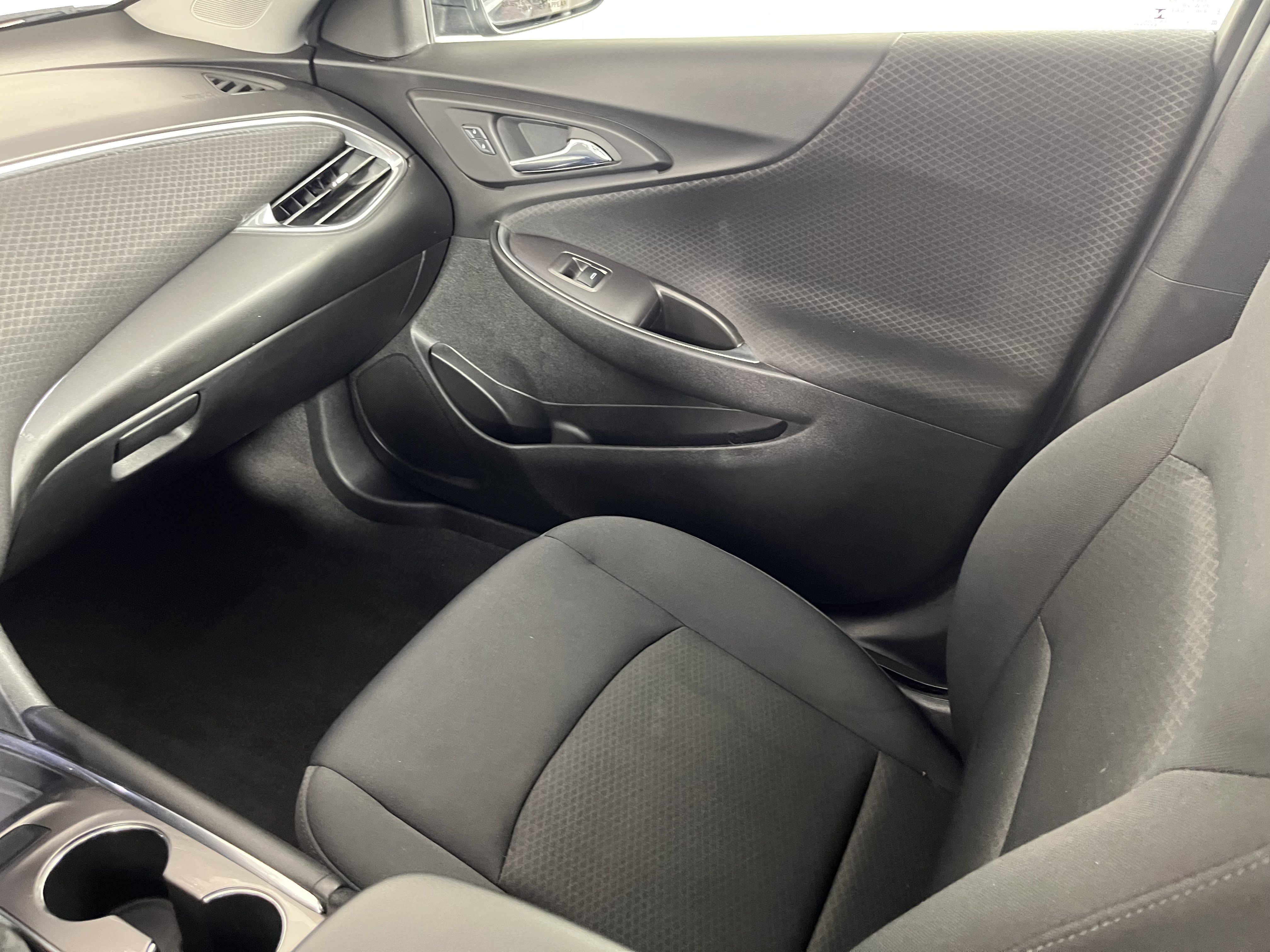 Used 2017 Chevrolet Malibu LT FWD image 11