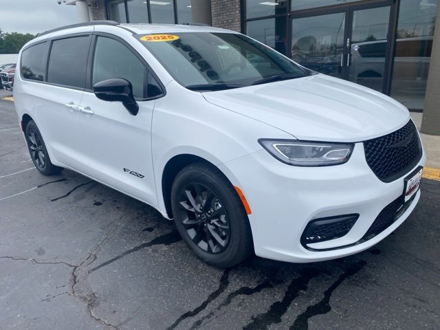 New 2025 Chrysler Pacifica Select w/ Fav Edition Package image 1