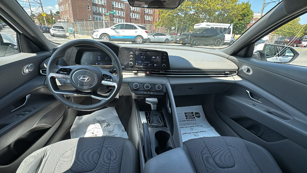 Used 2024 Hyundai Elantra SE FWD image 29