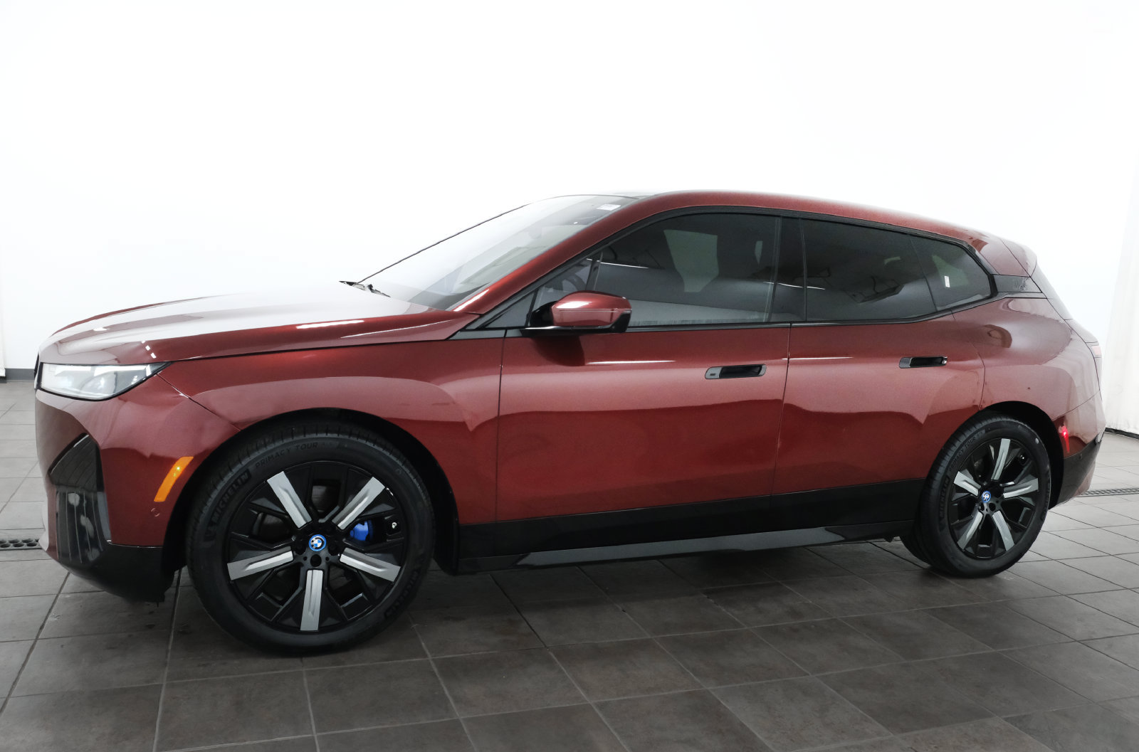 Used 2023 BMW iX xDrive50 w/ Premium Package AWD/4WD image 3