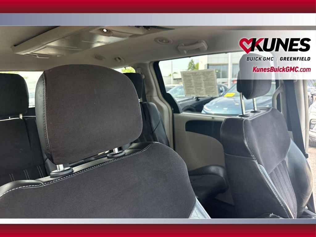 Used 2014 Chrysler Town & Country Touring-L FWD image 44