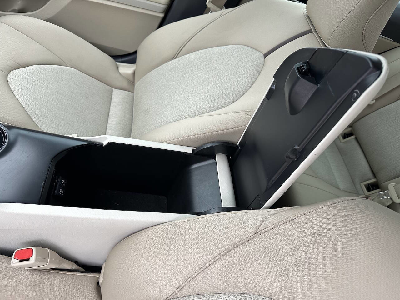 Used 2020 Toyota Camry LE image 34