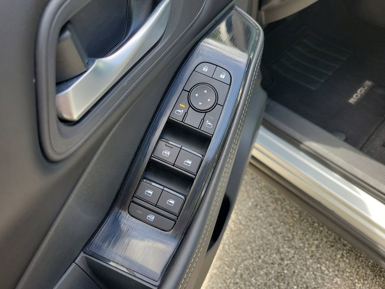 Used 2025 Nissan Rogue SV AWD/4WD image 15