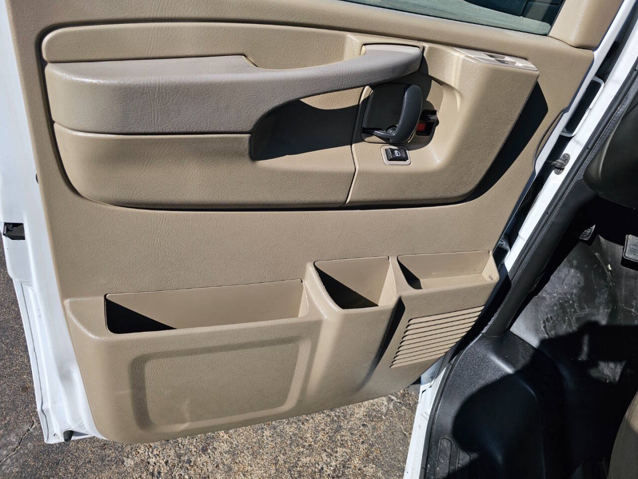 Used 2015 Chevrolet Express 2500 Extended RWD image 16