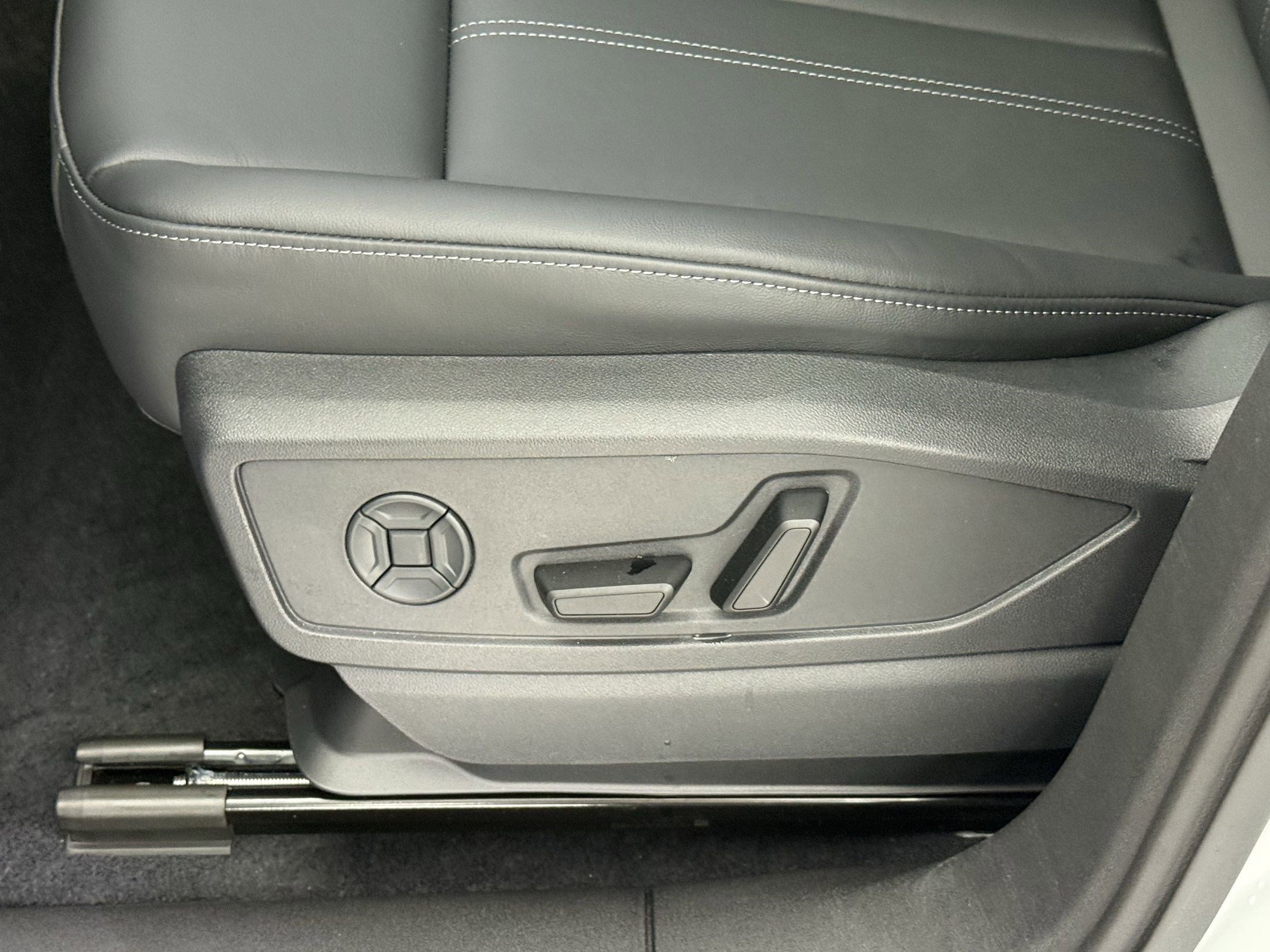 Used 2025 Audi Q5 Premium w/ Convenience Package image 13