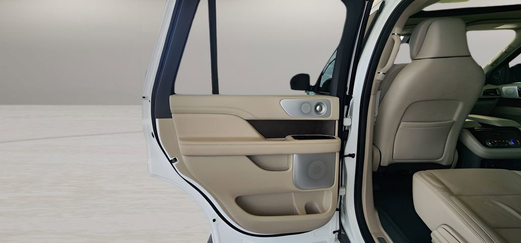 Used 2020 Lincoln Navigator Reserve w/ Luxury Package image 21