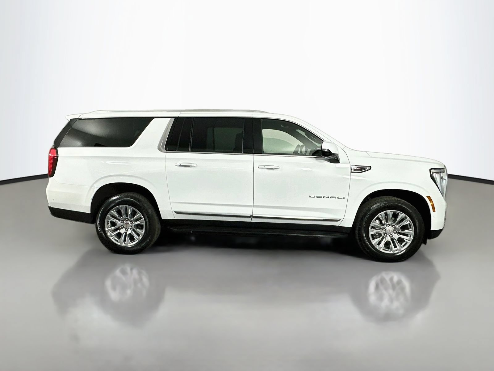Used 2025 GMC Yukon XL Denali AWD/4WD image 9