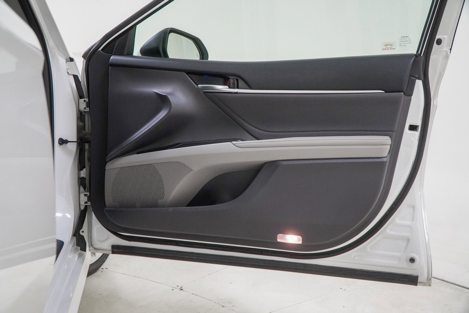 Used 2018 Toyota Camry XLE image 37