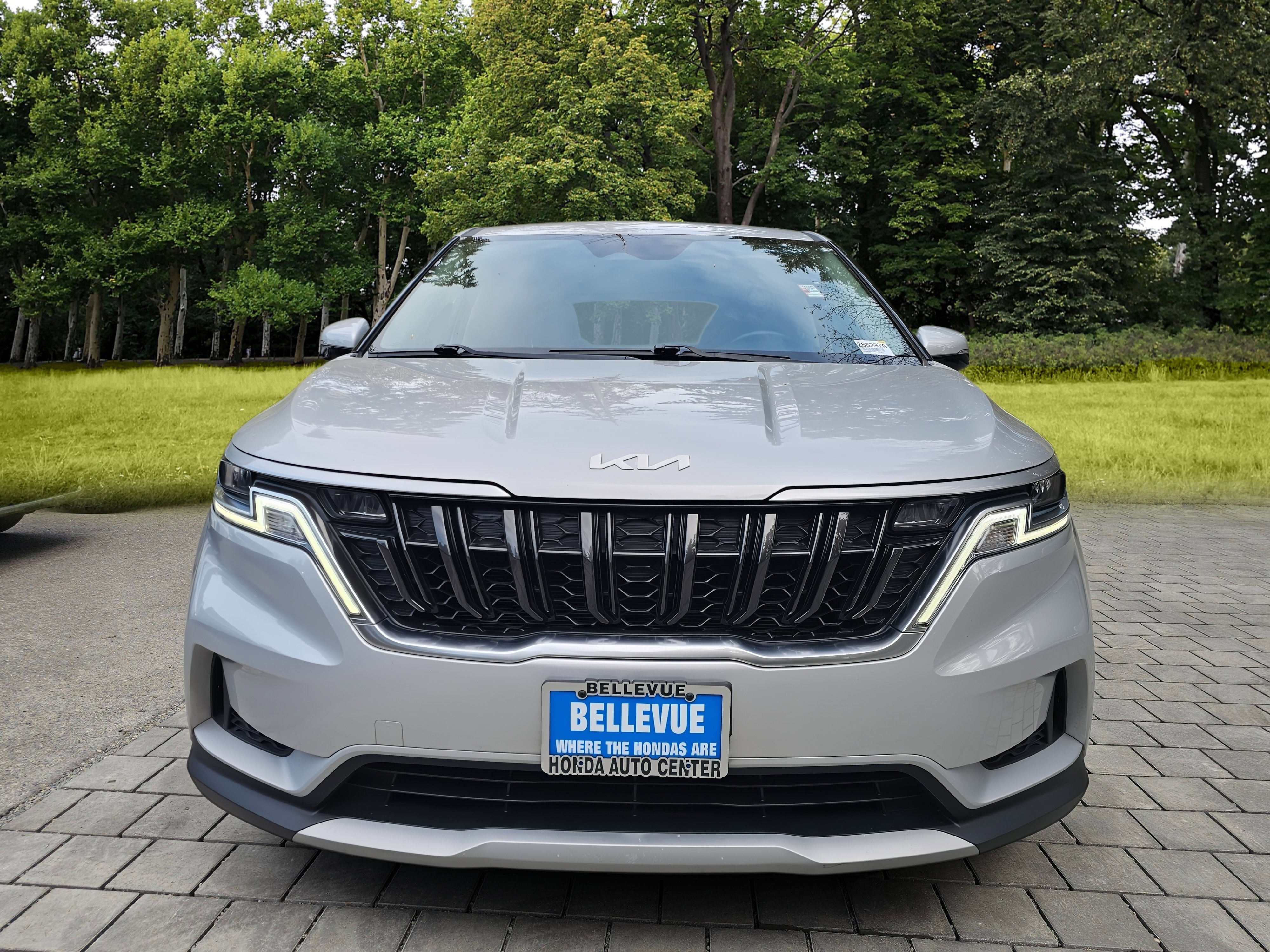 Used 2022 Kia Carnival LX FWD image 2