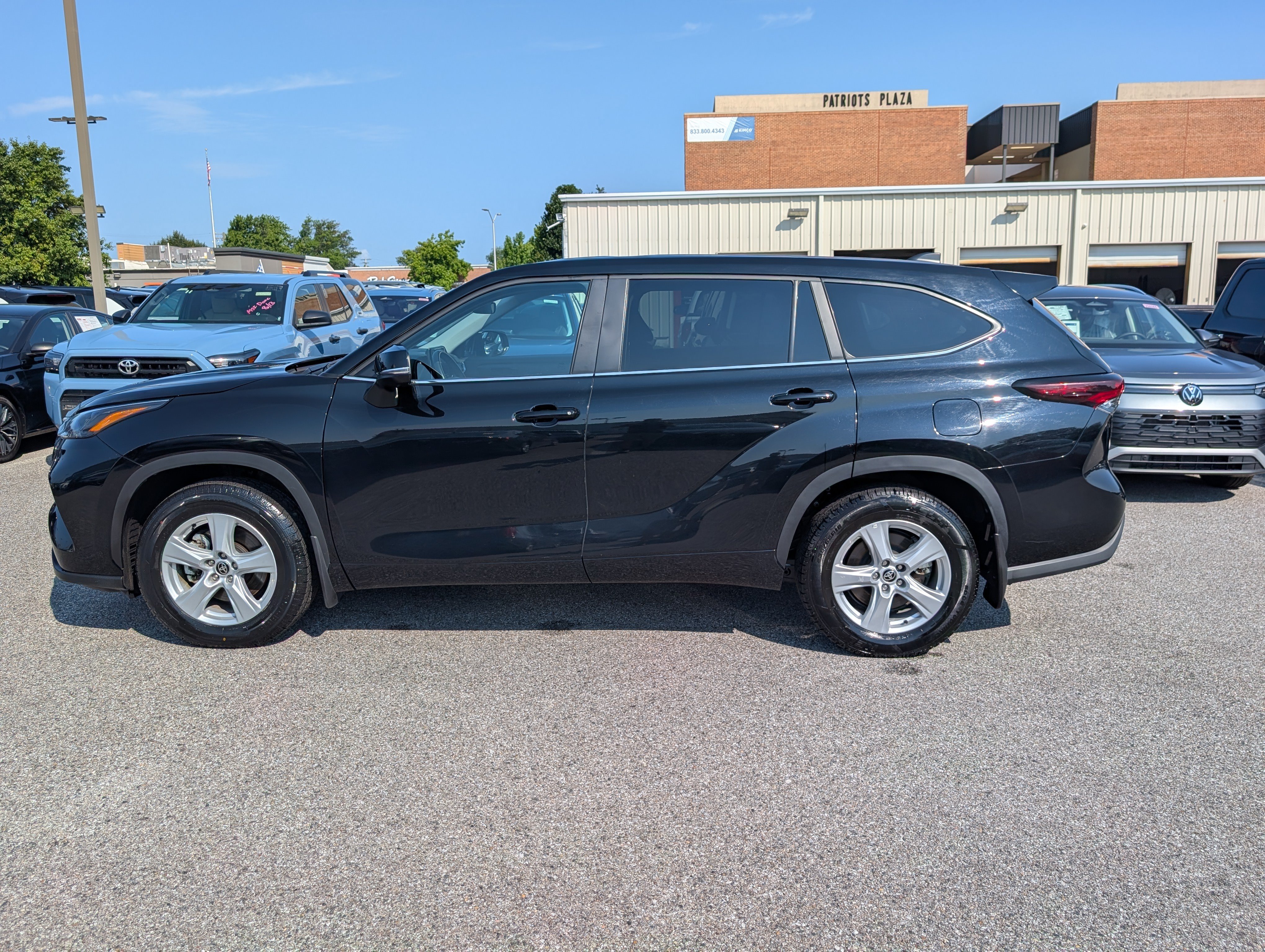 Used 2025 Toyota Highlander LE AWD/4WD image 6