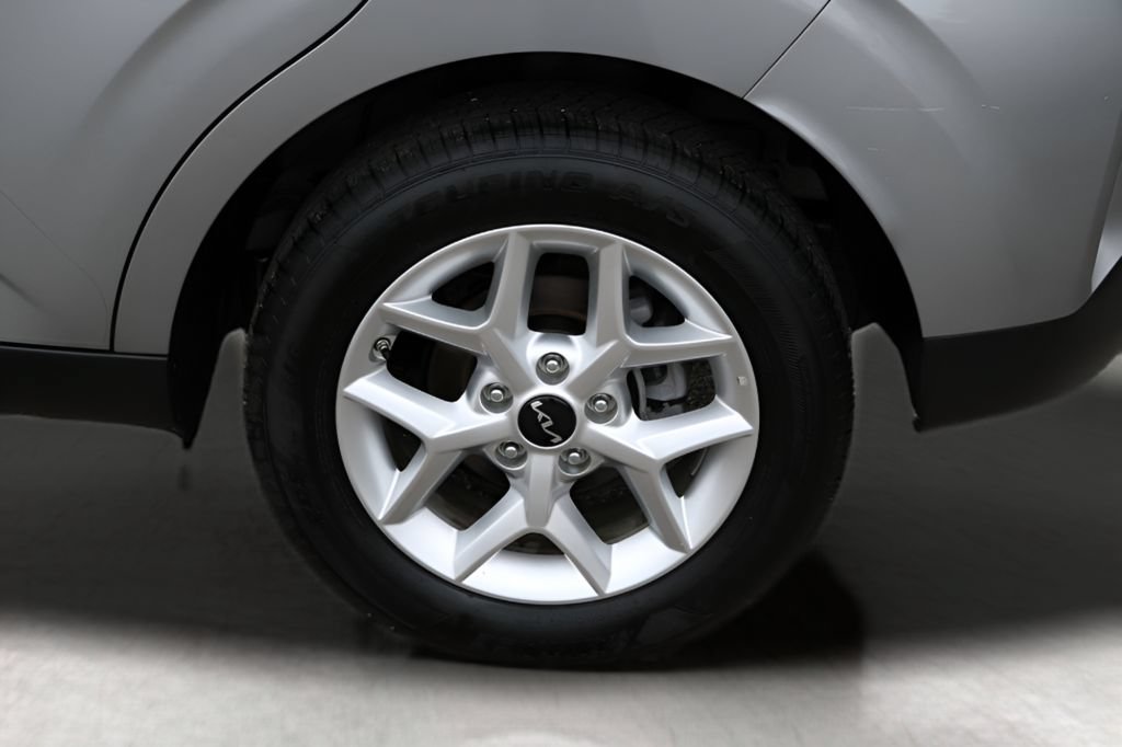 Used 2025 Kia Soul LX w/ LX Technology Package FWD image 9